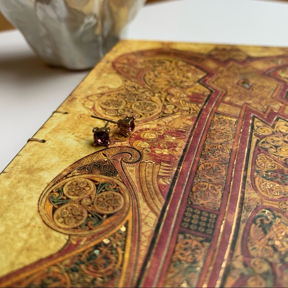 💋🆕Gold + Brilliant Simulated Amethyst Studs - Picture 5 of 6